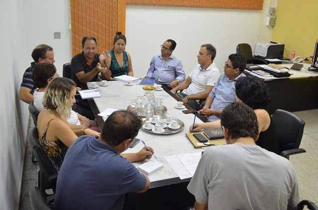 2017315_FOTO - Em reunião, vereadores falam sobre fios de telefonia com a Desktop